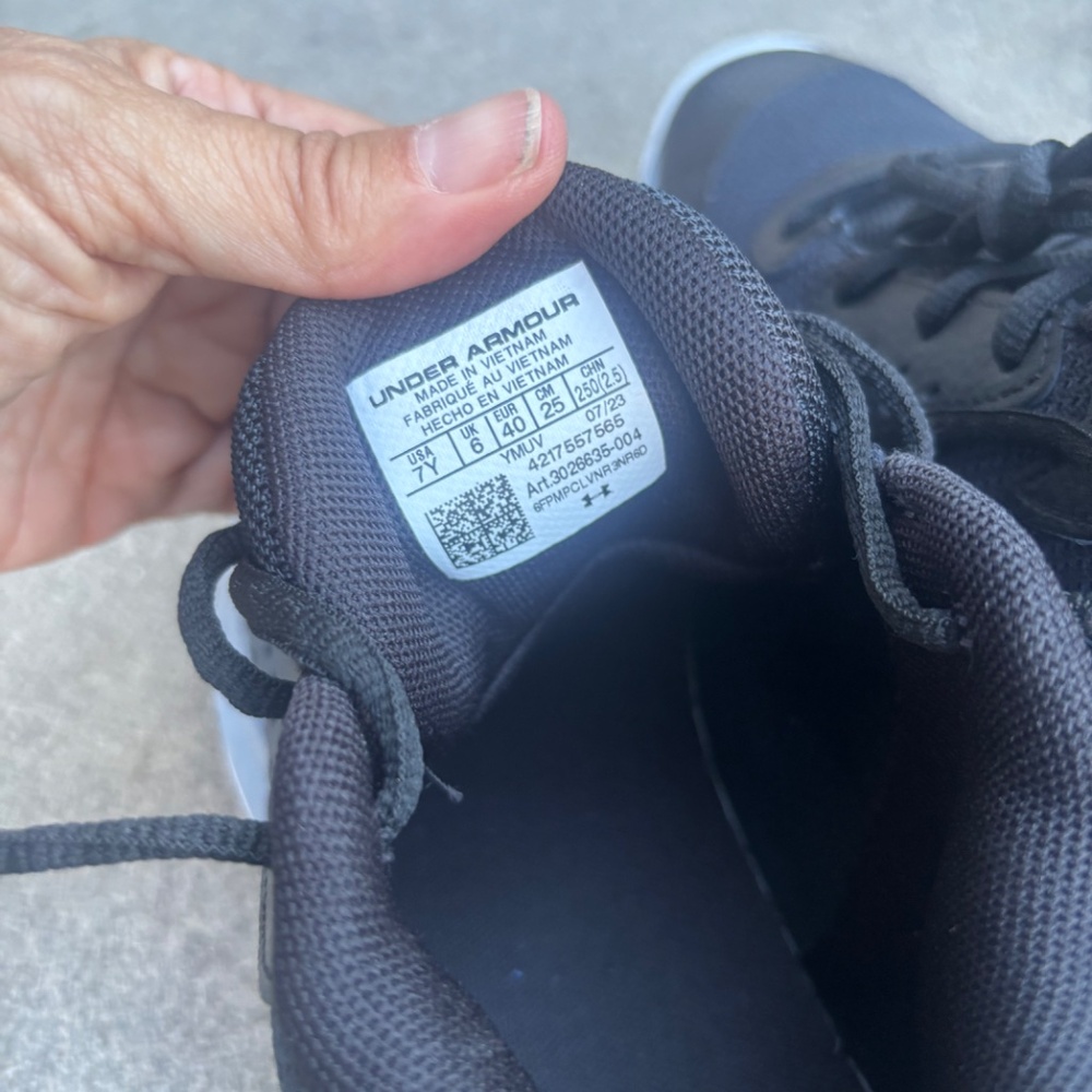 NWOT Under armour  7Y kids running shoes - Picture 3 of 6